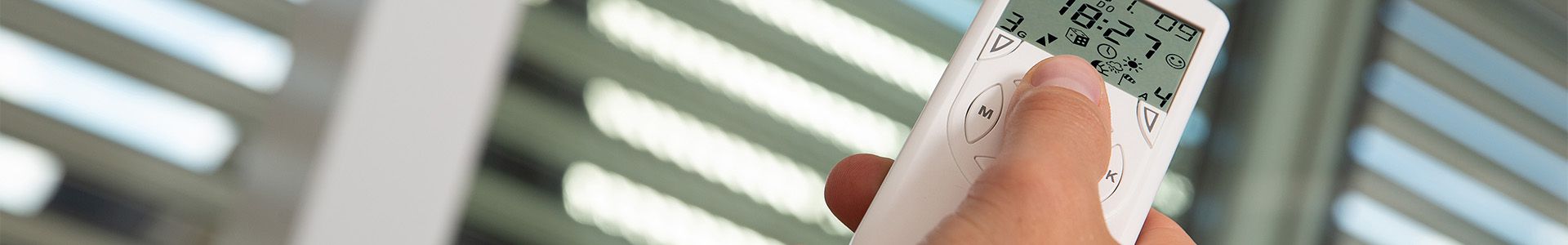 Hand betätigt Fernbedienung für eine Jalousie